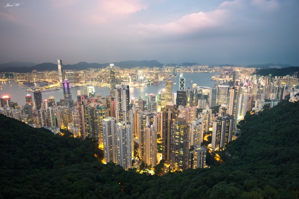 去香港第一天，赶上了晚霞。天空一片通红，此行不亏了