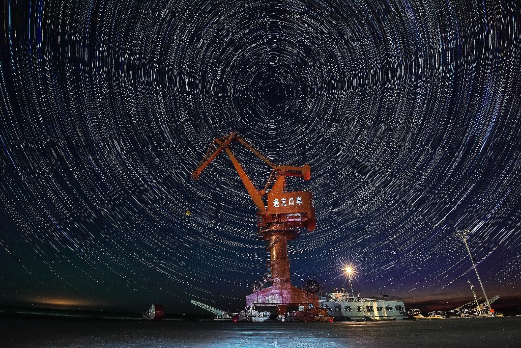 对面是俄罗斯，左下角的亮光是俄罗斯农庄夜晚的灯光。
