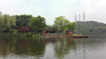 1360910