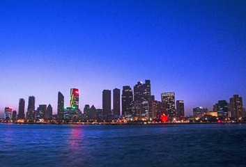 夜幕下的五四广场