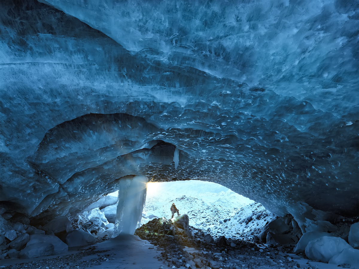 冰川下尚有两个大冰洞.2020年的春天这个冰洞就被融化消失了.