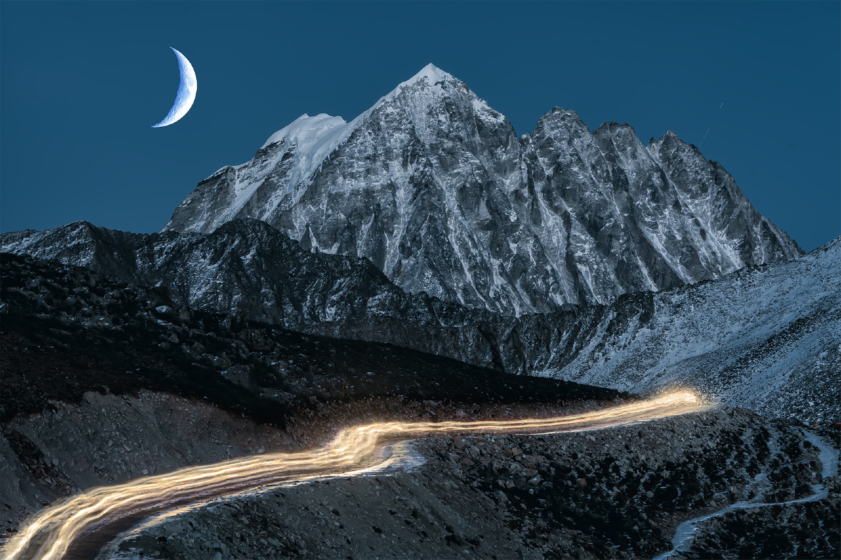 我歌月徘徊我舞影零乱雅拉雪山和弯月与车轨