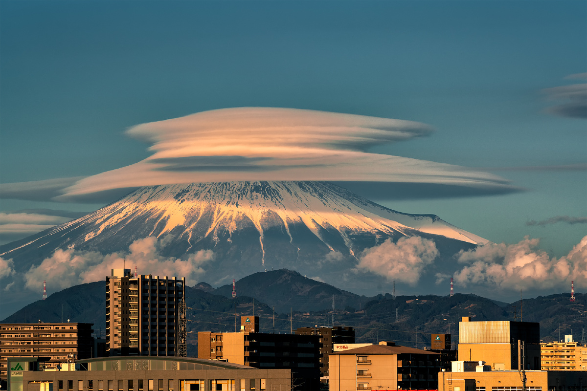 夕阳映射下的富士山