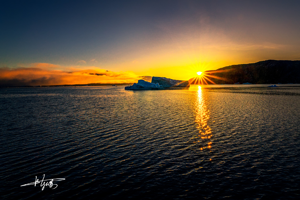 夕阳下的丹麦岛格陵兰东部峡湾