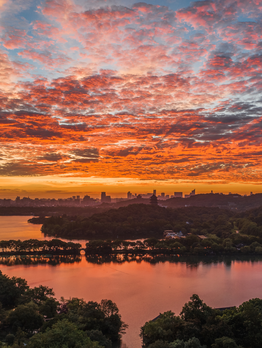 西湖边的朝霞