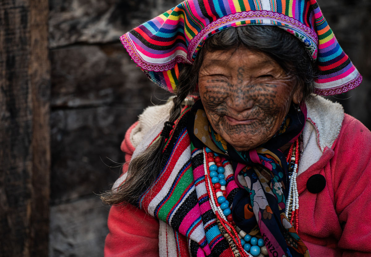 为了不被外族人掠夺为妻,年轻女性13岁便在脸上纹上