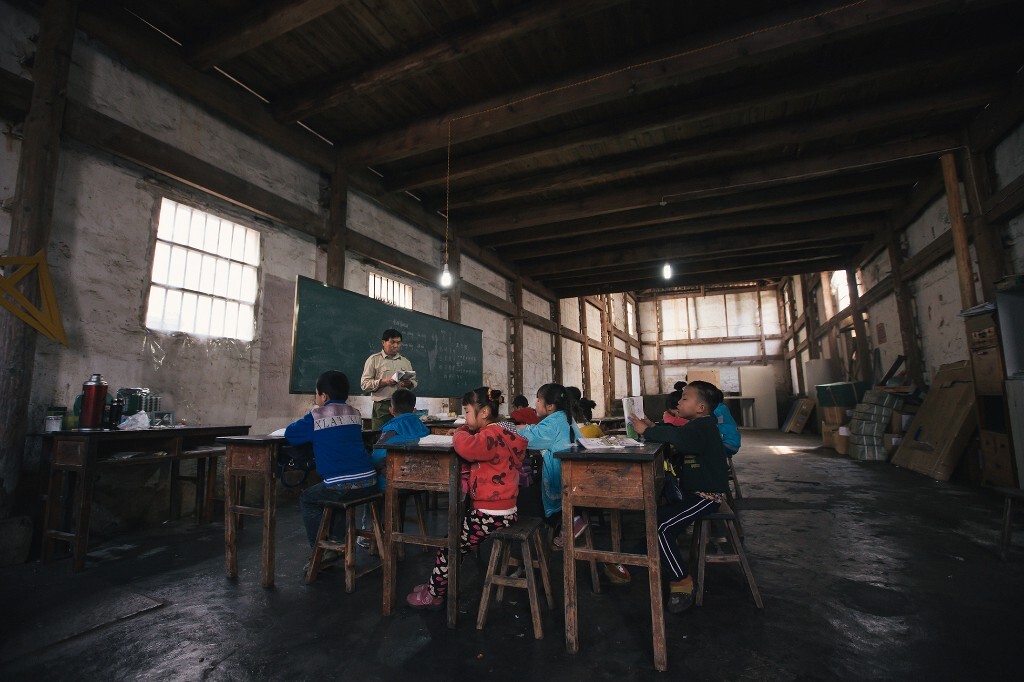 孩子们每天就在这简陋的教室里完成一天的学习内容。