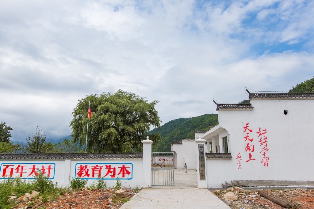 本组图片经媒体报道后,9月份我再上查平坦小学,新的希望小学已经建成。图为新的希望小学大门