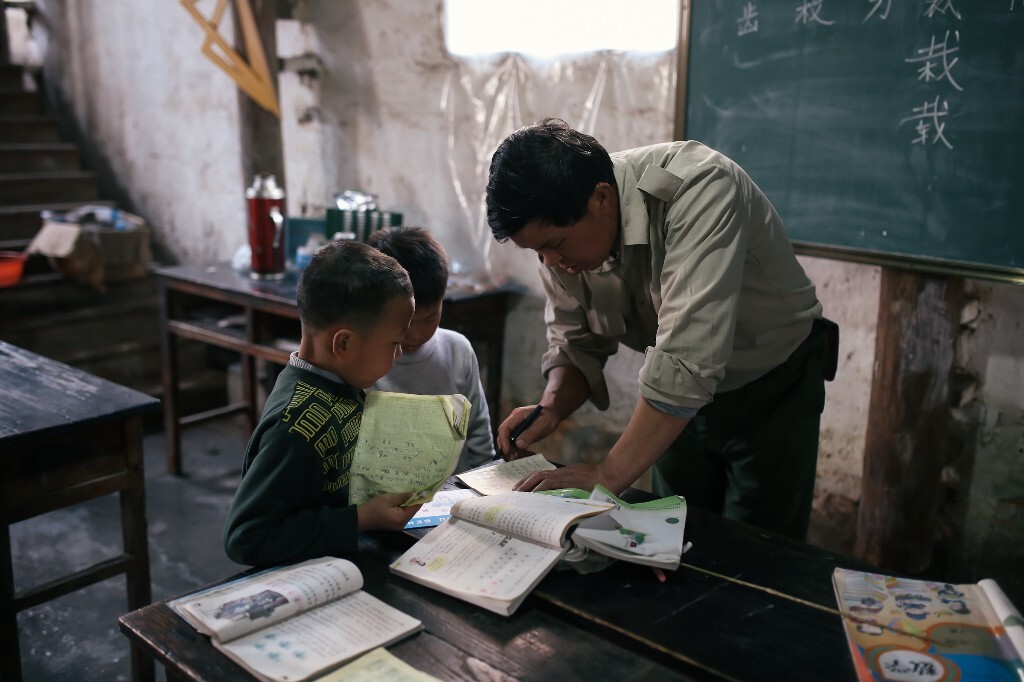 潘老师的家就在学校边上,平时除了家里就是在学校,学生们有什么问题马上就能找到他。