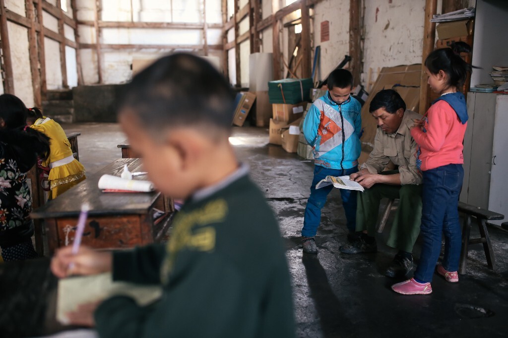 胡泽平和胡仪今年三年级,这学期上完就要去山下的小学,为了使他们去了山下能尽快跟上其他的孩子,潘老师对他们两个格外严格。