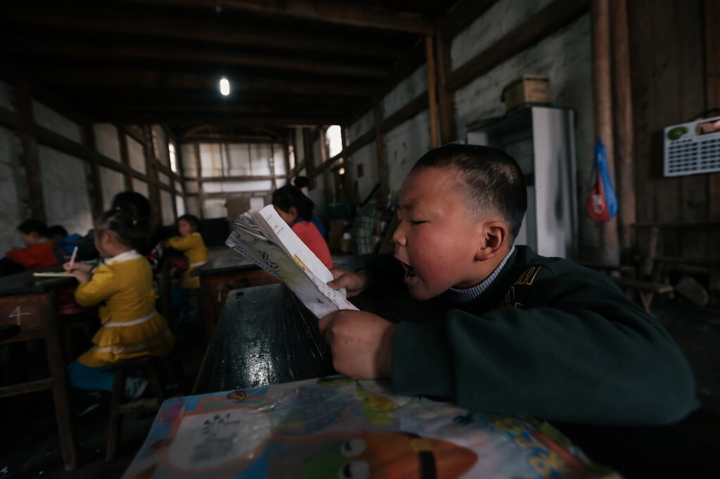 “像查平坦这样的小学,虽然学生少,但也不得不保留,即使有一个孩子上学也得配备老师。等到周边没有孩子了,这样的小学也就自动‘消失’了。”当谈到为什么不配备校车送孩子们去山下的中心学校上学时,潘老师说“一个是资金问题,但最大的障碍还是查平坦复杂的地形,山道狭小,坡陡弯多,山路上校车不能会车,孩子们的安全没办法保障。”