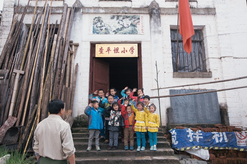 教室门口有一面国旗,每周一,他们就在这里唱国歌。算是一个简单的升旗仪式。