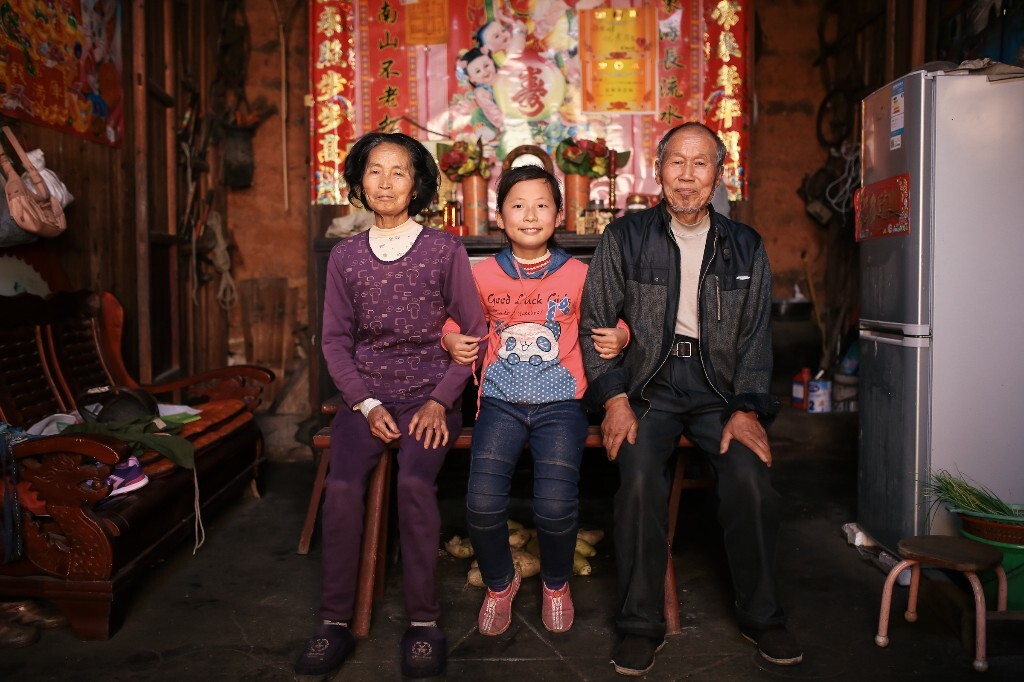 胡仪的母亲患有精神病,父亲在外打工,平时就跟着爷爷奶奶,而且奶奶身体也不好。
