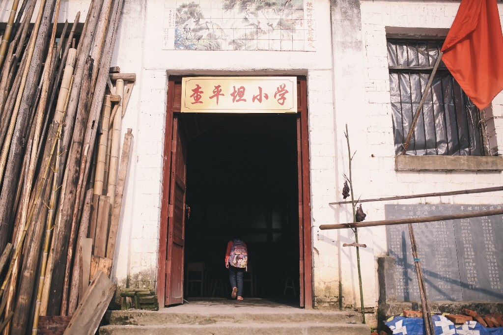 当旭日升起,阳光再次照射查平坦,孩子们又开始了一天忙碌的学习生活。随着生活条件的变好,越来越多的孩子去往山下。山上的希望小学还在建设中,往后的查平坦小学将何去何从。