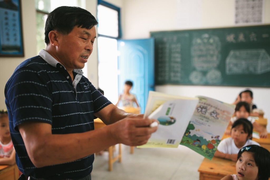 每天下午,潘老师都会在这上课,给孩子们补习,除了查平坦的学生,一些城里回来的孩子也会来听讲,这里嫣然已经成为了教学活动中心。