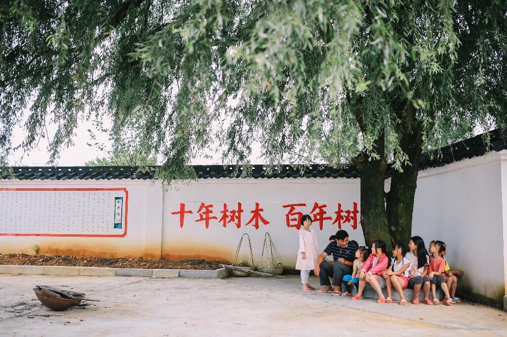 学校一角,课余时间,孩子们会围着潘老师听他讲故事。