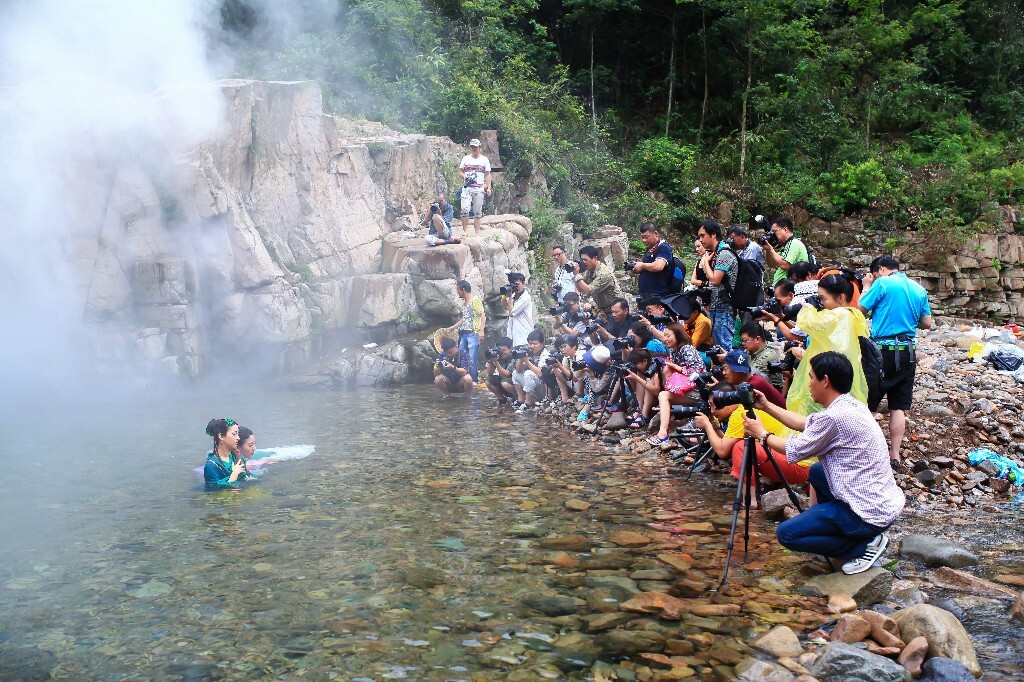 2013年8月3日,杭州临安仙人瀑,一群摄影人正在拍摄水中的古装模特