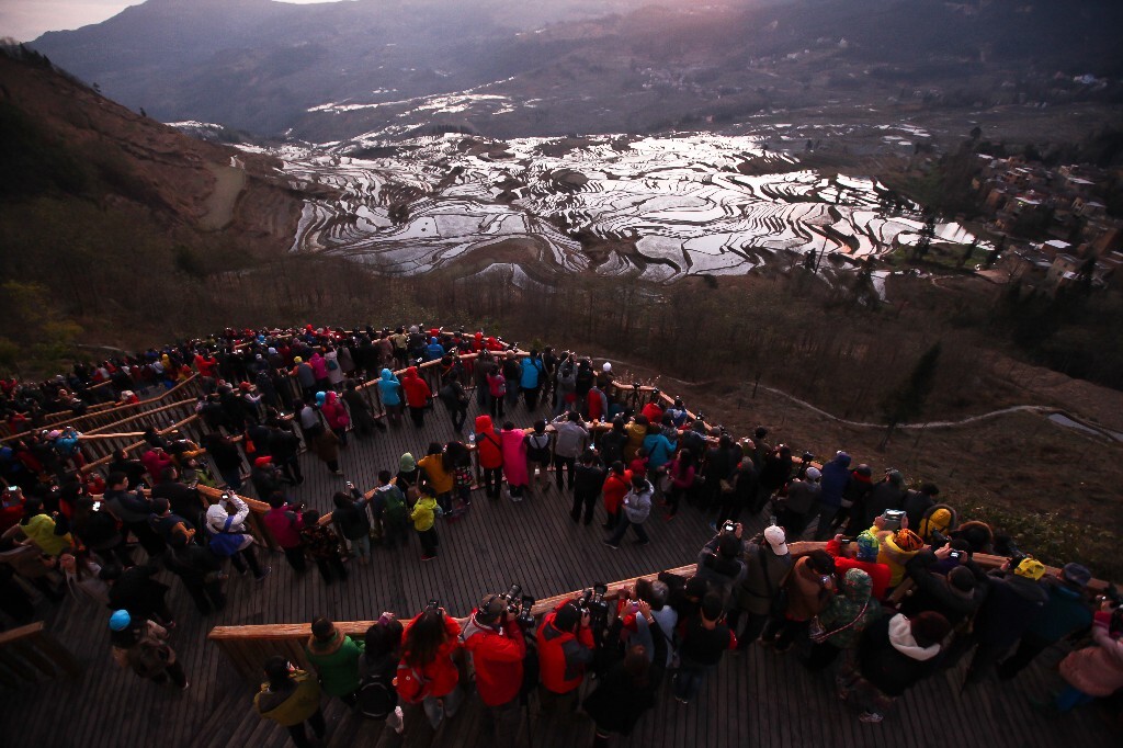 2014年2月6日,元阳梯田多依树景区,一群摄影人正在等待日出