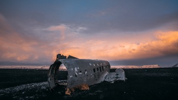 夕阳下的残骸