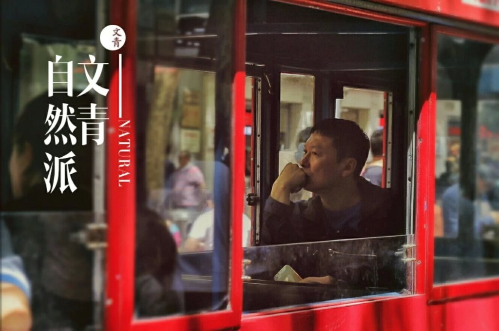 看着窗外,冥思的男人
