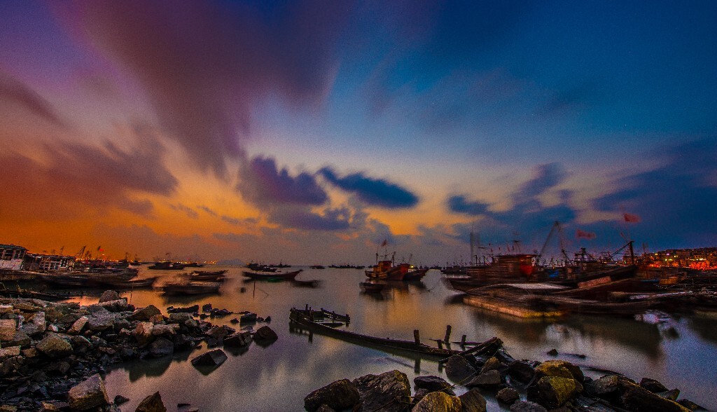 渔船映照在美丽的夕阳下