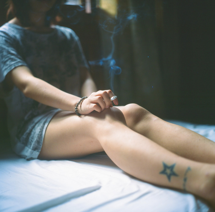 事后烟<br />
抽一种烟是无与伦比的享受：<br />
事后烟.<br />
如果你也喜欢,如果你也有这样的习惯,请默默分享.<br />
ROLLEIFLEX 2.8F <br />
Carl Zeiss Planer 2.8/80<br />
Kodak E100G