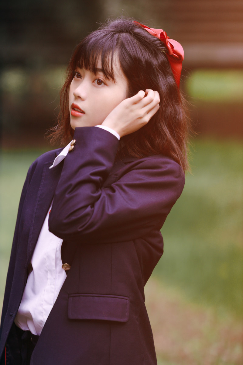 戴蝴蝶结的女孩