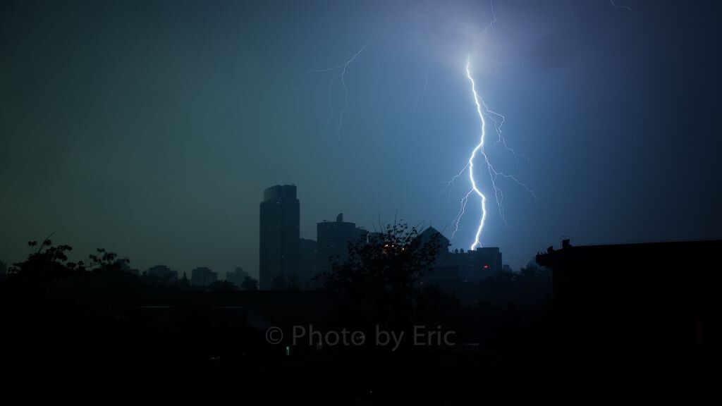 今日北京雷雨...<br />
今北京这场雨算是下过瘾了...下午三点多昏天黑地 这是今年抓到的最牛逼的一条闪电了...