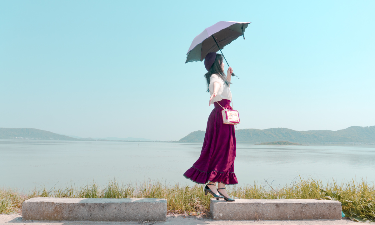 湖边撑伞少女