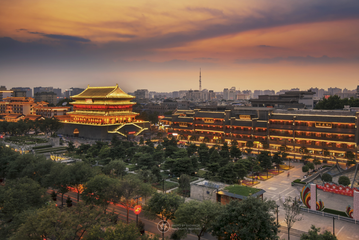 傍晚亮灯的西安鼓楼,有着很强的盛唐风采.