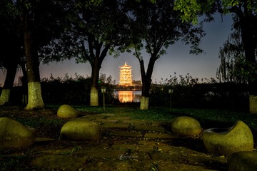 紫金山彗星掠影长安塔