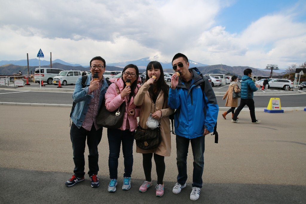 3月,我们在日本富士山下吃冷饮。