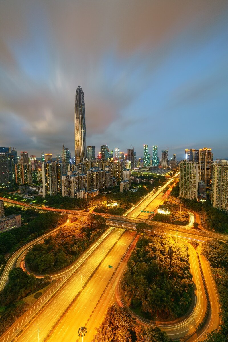 近处的道路与远处的建筑仿佛是为这座城市谱写最美丽的乐章