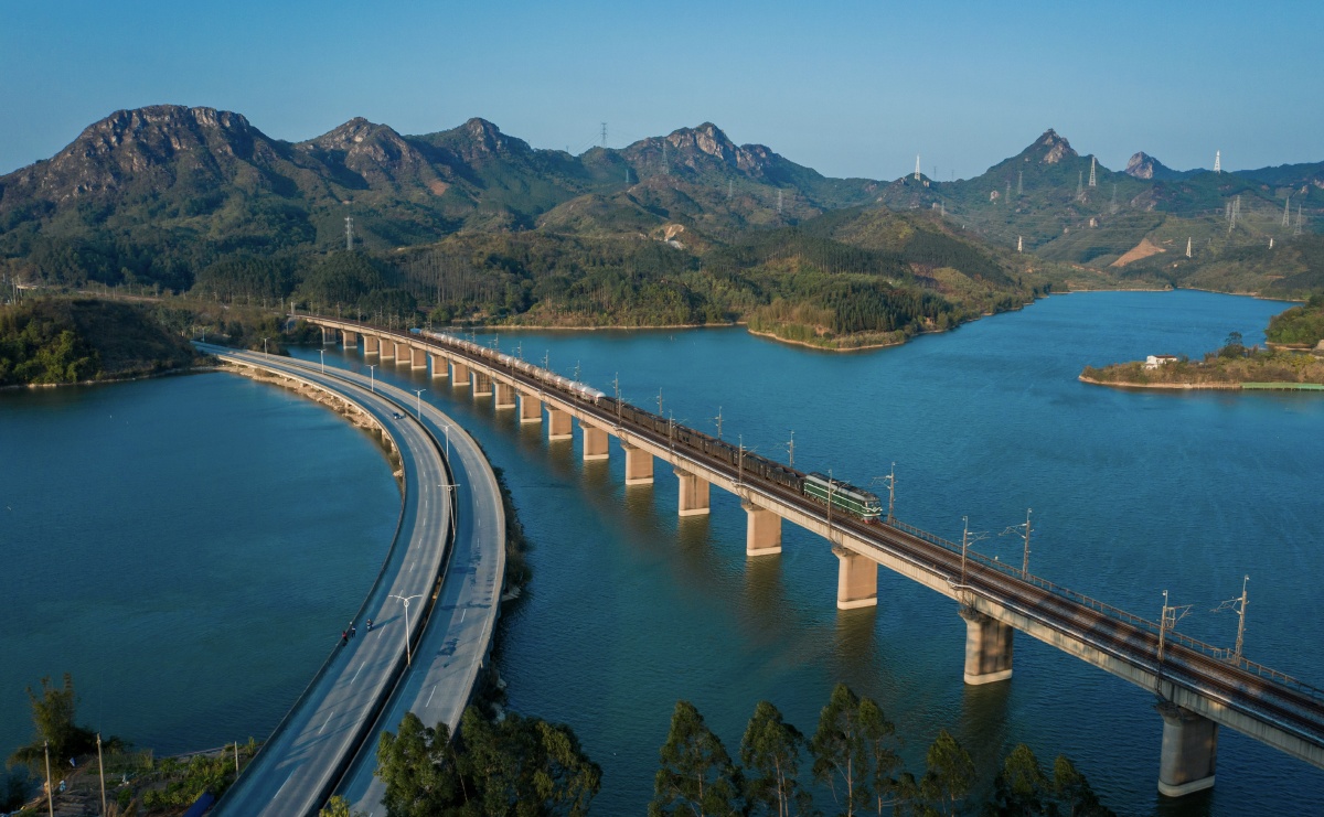 掠过飞来峡的京广铁路