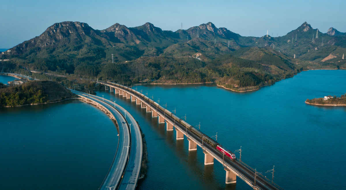 掠过飞来峡的京广铁路
