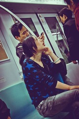 美女的脖子上多少都会有草莓.jpg