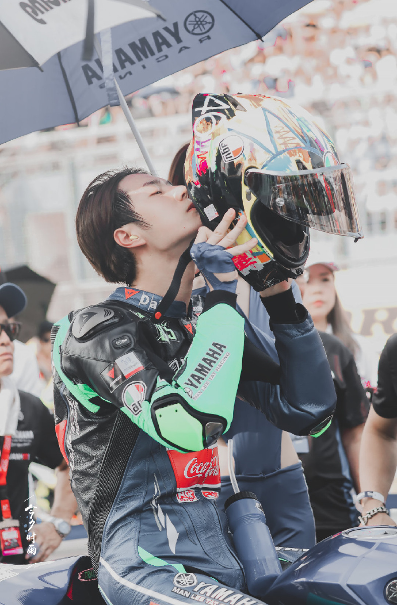 王一博赛车,绝世神颜!!! - 一秋苏荷 - 图虫