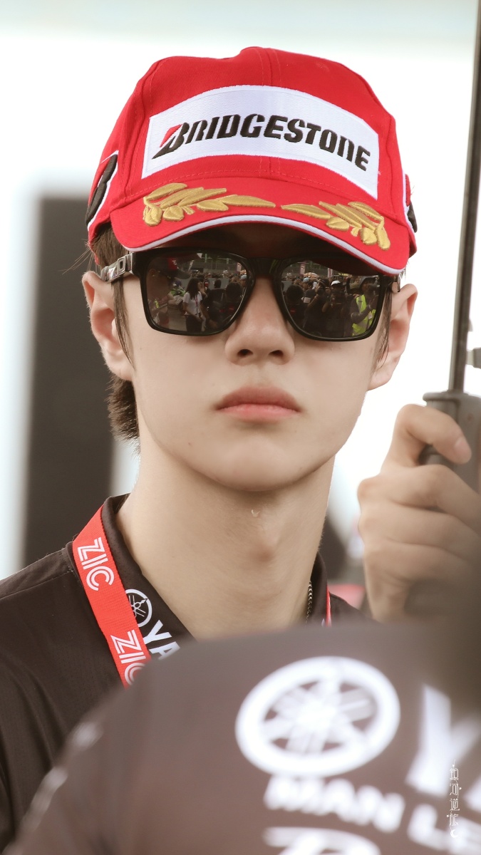 王一博赛车绝世神颜