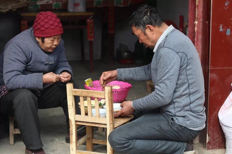 妈妈出院过年前夕 等我回家 记得那一年 一家数十口 过年就三人 我 妈妈 和爹