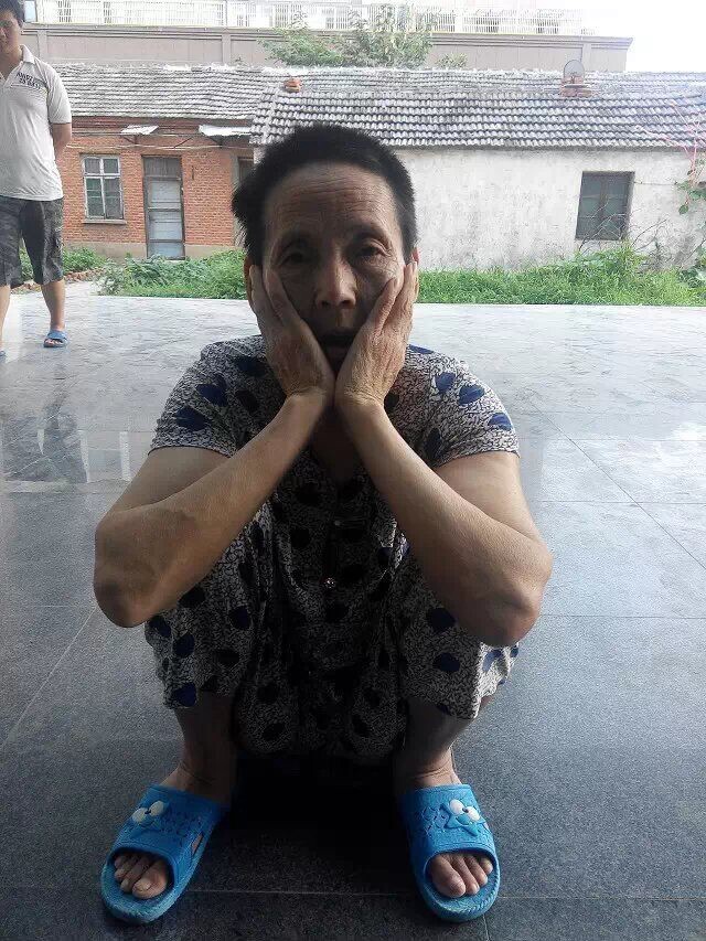 陪妈妈做电疗 门口排队 记得那时妈妈出了电疗室 她都不记得之前发生的事 总是问东问西 
