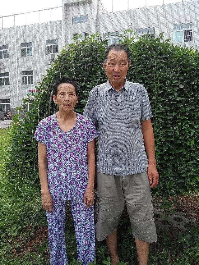 爸爸陪妈妈在院里散步