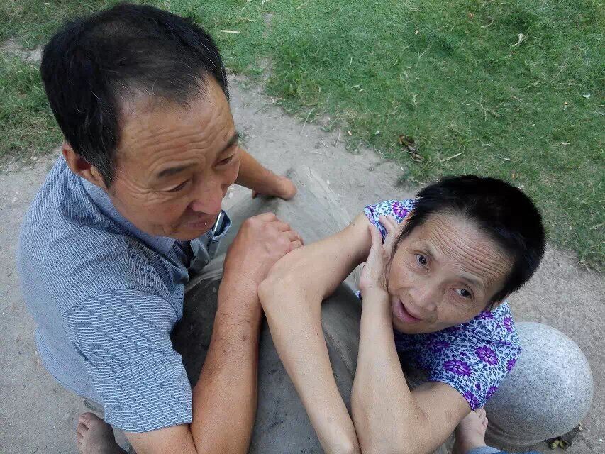 可爱的妈妈 已经60岁 童真而又快乐的度过着