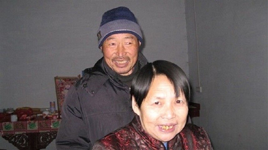 搞怪爸爸逗妈妈开心