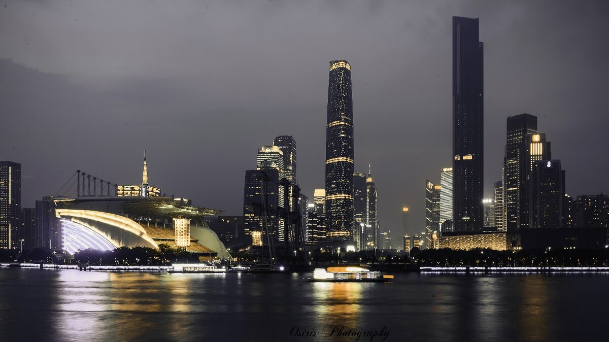夜游广州塔，没有带脚架，在栏杆上强撸一发