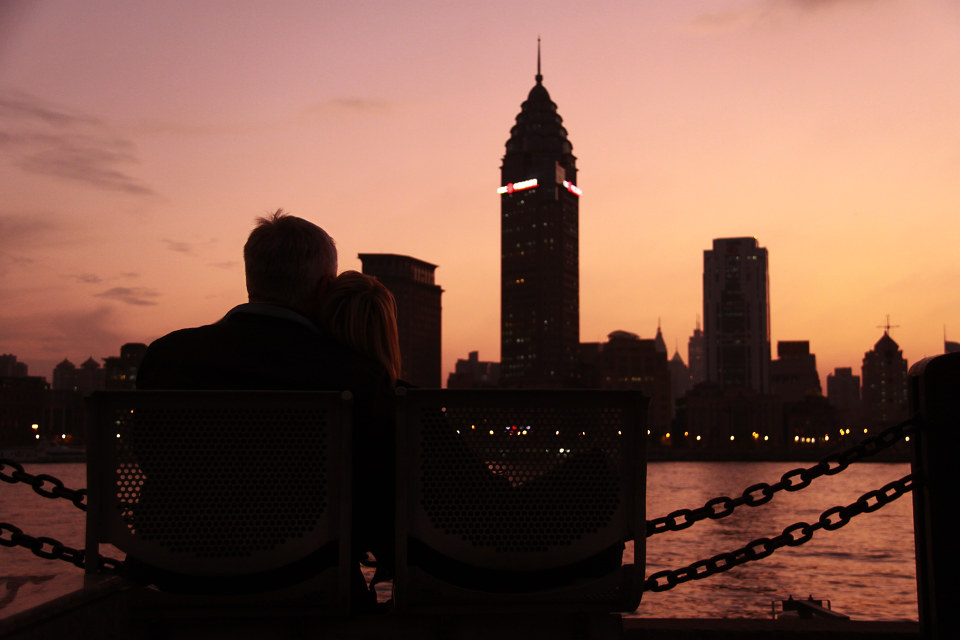 办法准备更多了,男老外头发已经白了,但搂着伴侣看夕阳的动作浪漫无比