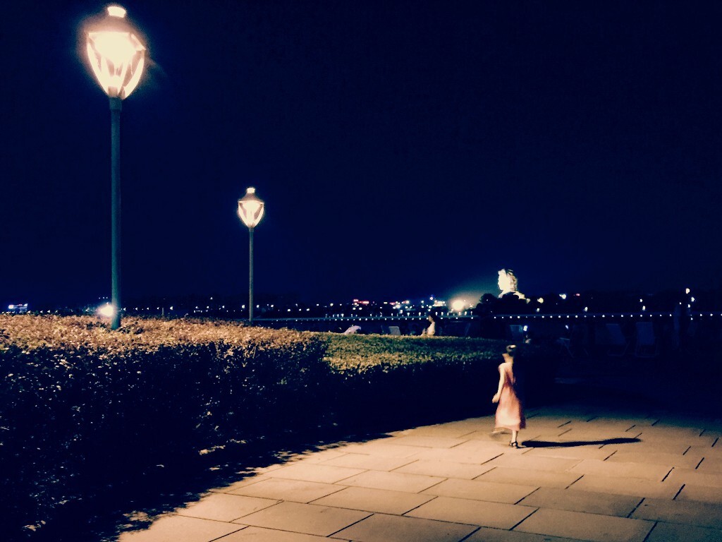 湘江边夜跑，偶遇以为在路灯下蹦蹦跳跳独自玩耍的小女孩