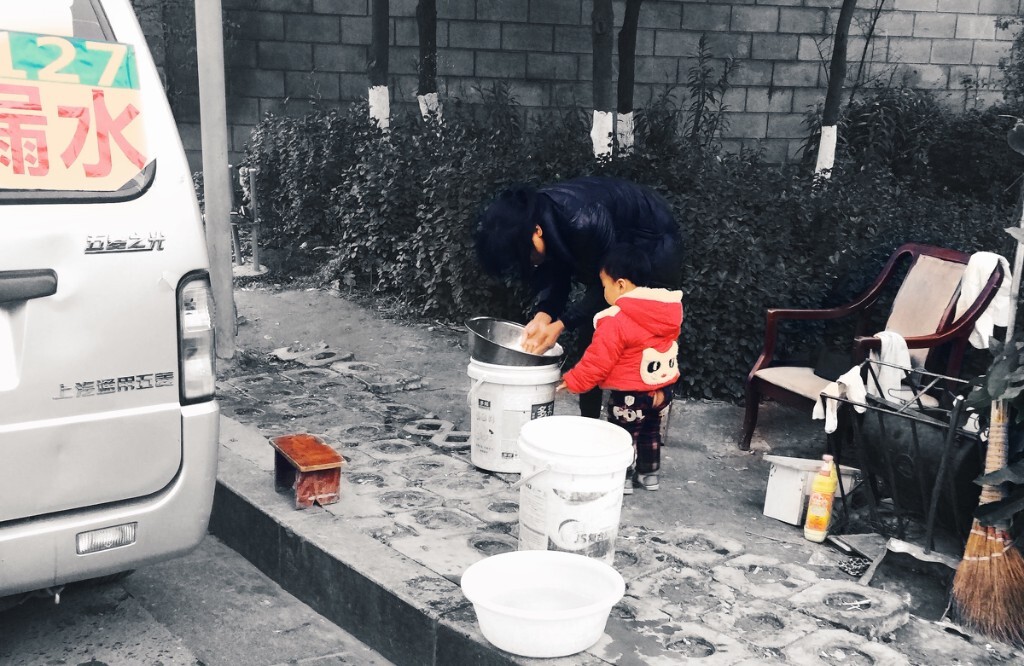 立交桥下面的绿化带附近，总会停靠着很多五菱面包车，车上挂着专修房屋漏水的简易招牌。但同时，也居住着一个个家庭。他们的生活起居都在车里以及车外方圆五米发范围，这是他们独特的生活方式，他们顽强的栖息于霓虹消散的旮旯，比起那些抱怨被生活抛弃的人，他们始终没有抛弃生活。