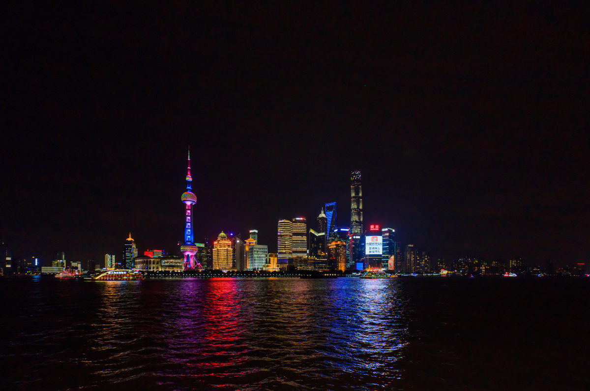 漫步外滩,夜上海的繁华尽收眼底,不禁心动想要记录这个城市的繁华.