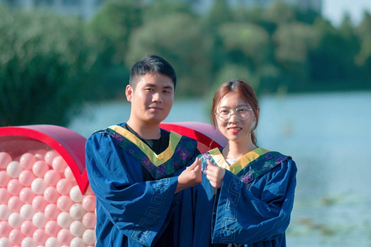 偶遇学校毕业生随手帮拍的几张照片愿同学前程似锦幸福美满