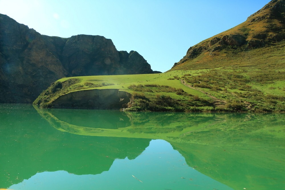 <br />
阔克苏大峡谷景区的另一个著名景点是鳄鱼湾。鳄鱼湾因山体形似两只伏在谷底的鳄鱼而得名，谷深约360米，南北长约1600米，东西宽约1400米，崖岸陡峭地势险峻，河水流淌谷底，天气晴朗时在此可见到河水呈现乳白、碧绿、翠绿3色奇景。